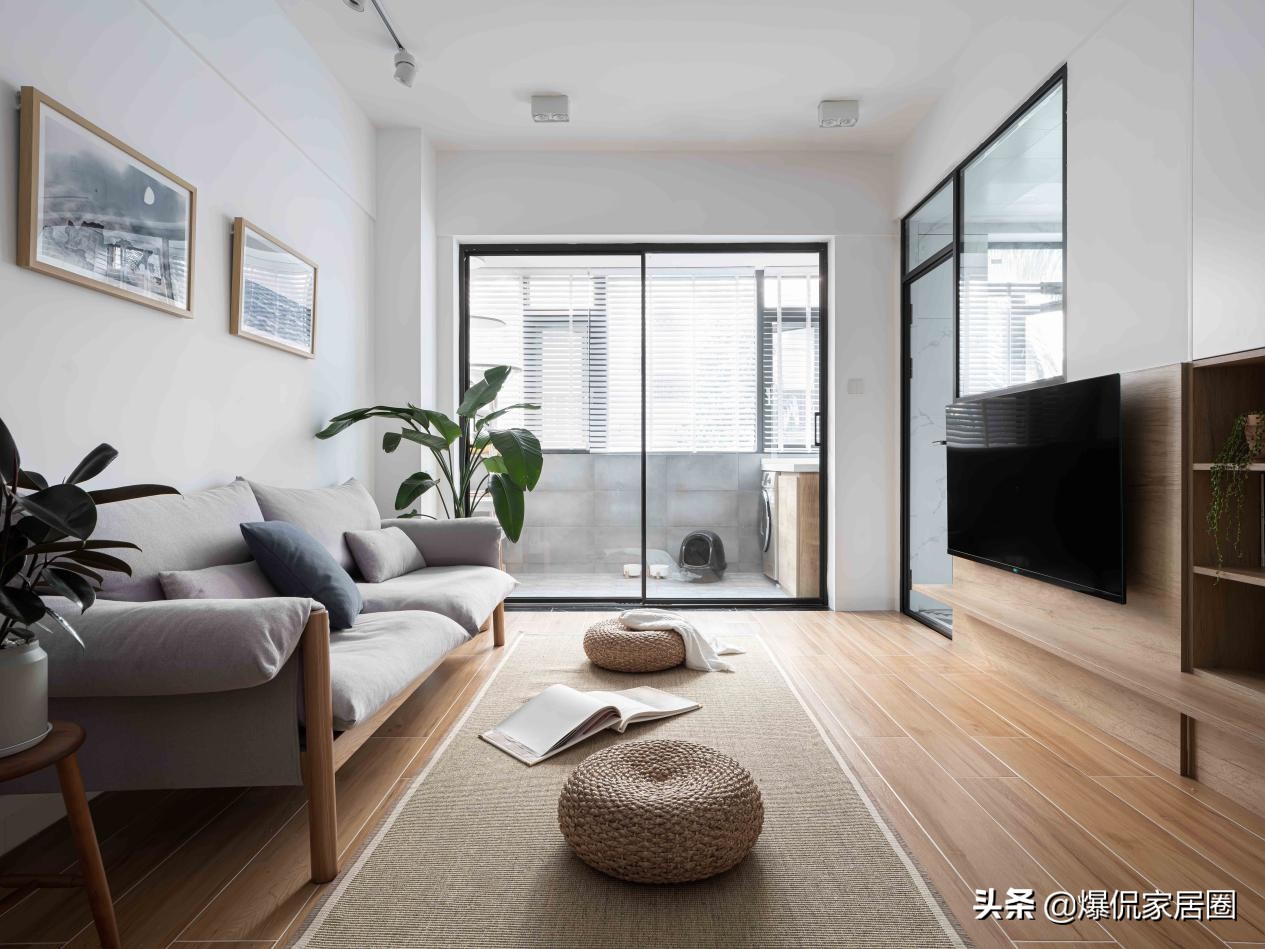 64平小户型两房，电视墙做一半“玻璃门”，空间更通透，宽敞明亮