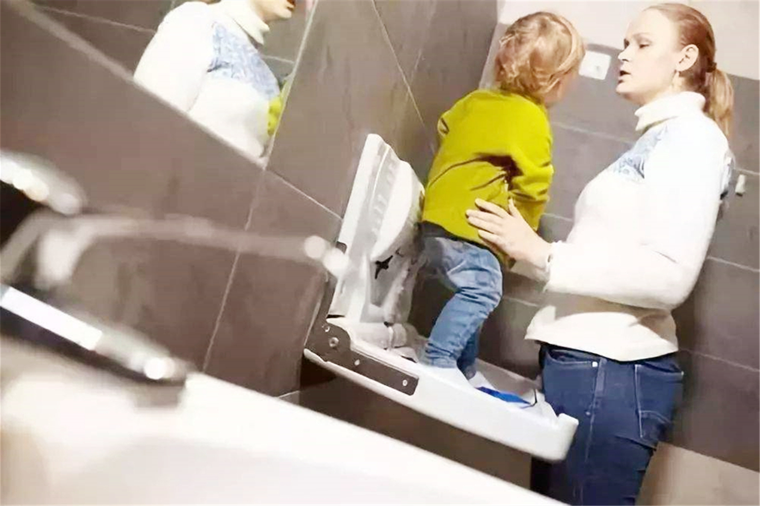 孩子在外面不愿意上厕所怎么办,孩子只认马桶不会蹲便怎么办