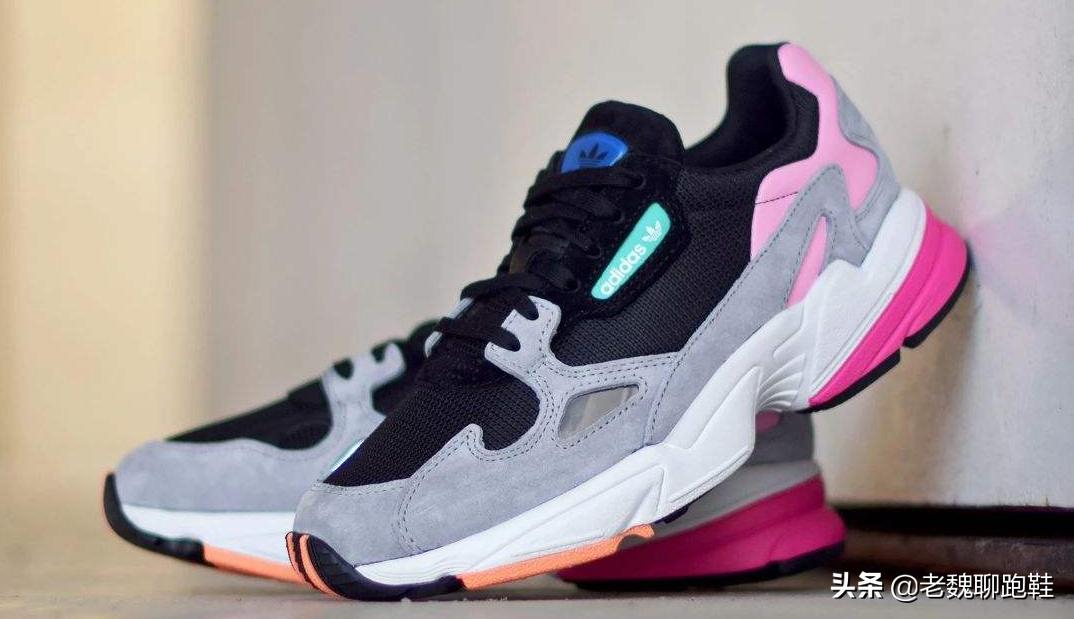 阿迪三叶草和阿迪三道杠的区别,阿迪达斯三道杠和三叶草哪个好