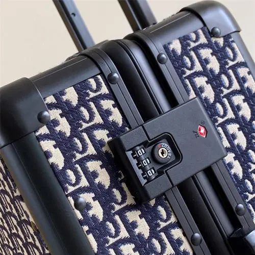 rimowa行李箱是什么材质做的,rimowa行李箱细节图