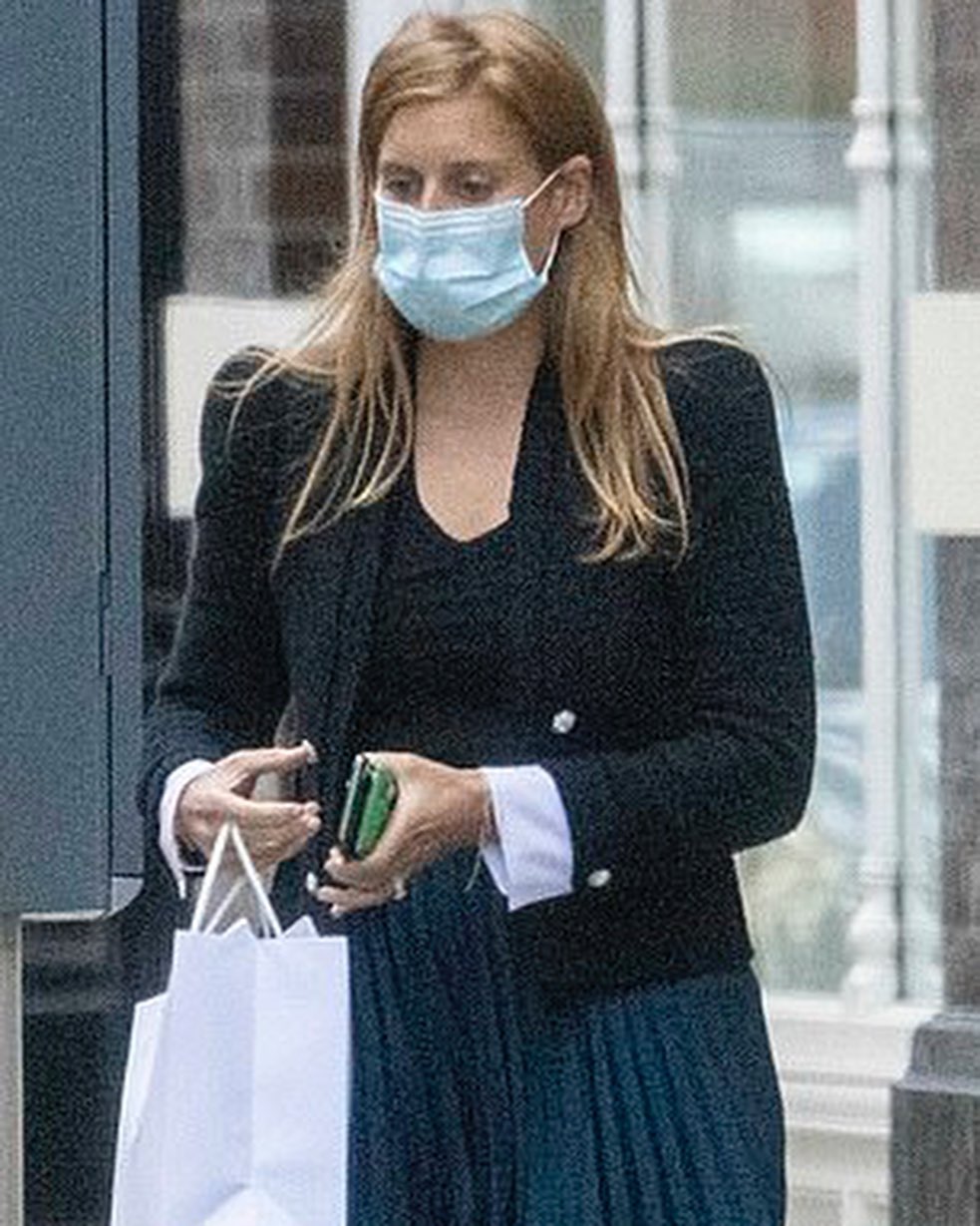 碧翠丝公主外出购物衣品见长,黑西装很有型,借百褶裙巧妙遮孕肚