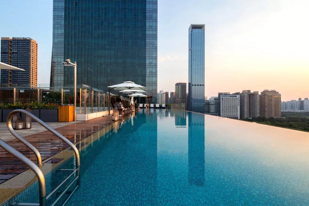 夏日清凉好去处泳池,夏日玩水胜地无边际泳池