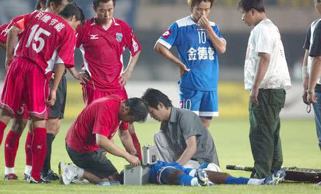 太鲁莽！苏宁铁腰飞踹杨世元面门险重演班古拉13年前悲剧