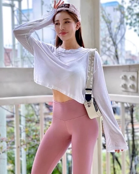 细腰丰臀健身马甲线,健身穿搭微胖女生腰臀比