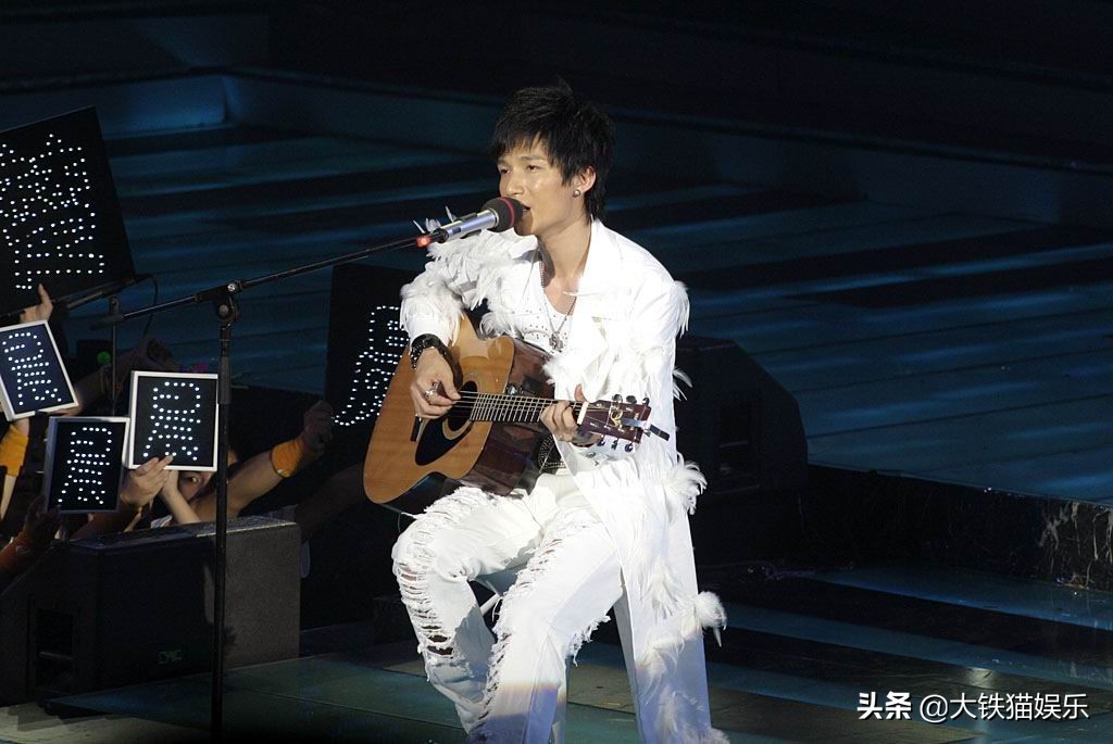 六届快男冠军今昔对比：有人改名难改运，有人变脸认不出，差距大