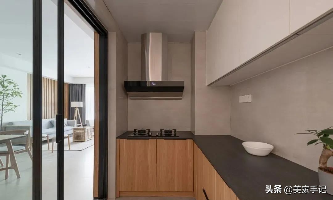 简单的白色原木色小家温馨又惬意,治愈系清新原木风的家