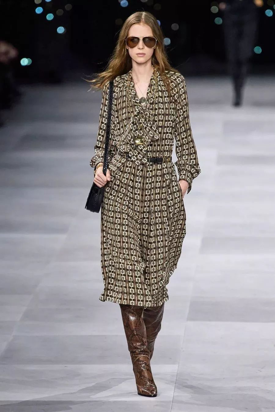 搭靴子穿的裙子秋冬款,裙子靴子秋冬搭配图