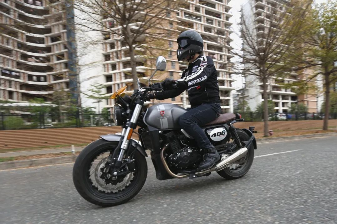 中量级双缸复古赛科龙re3试驾,宗申赛科龙re3双缸400复古摩托