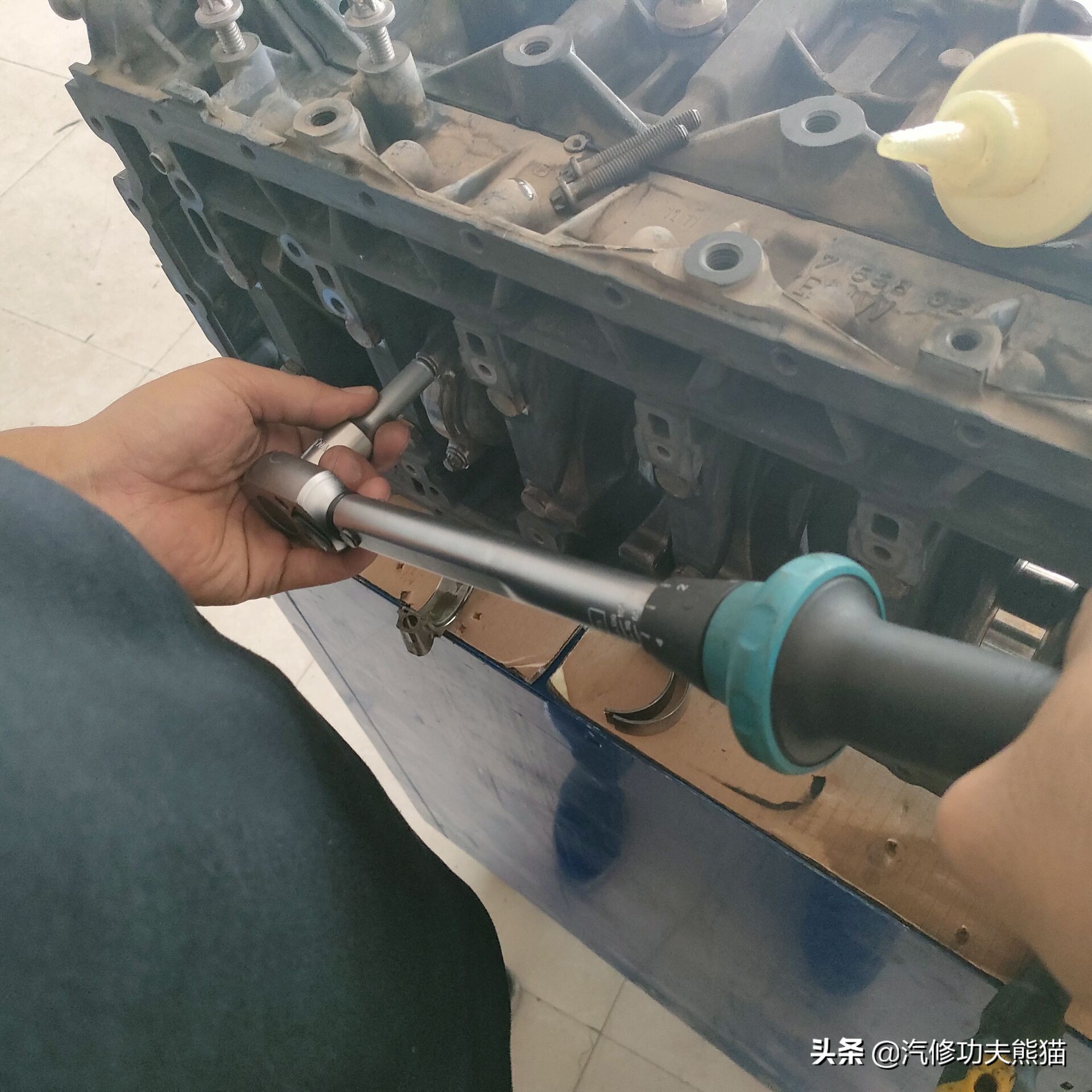 宝马e90325i2007款,宝马e90漏机油通病