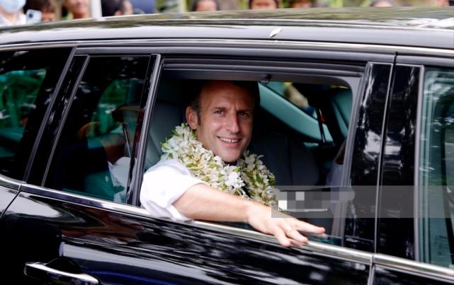 马克龙抱小孩,马克龙戴花环全视频