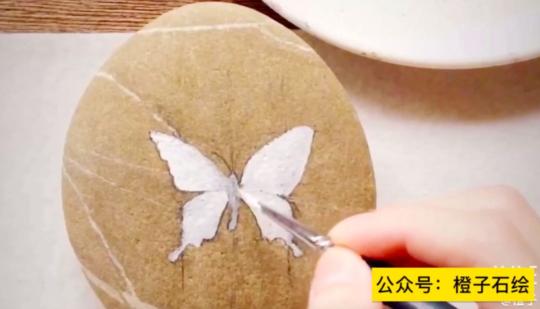 石头画蝴蝶教程视频,在石头上画蝴蝶用丙烯颜料
