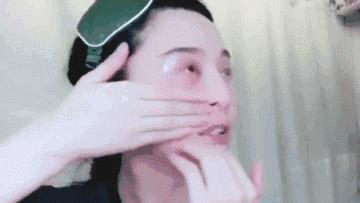 还不到30岁的郑爽，法令纹就这么明显了？*力暴**按摩，她的脸没事吧