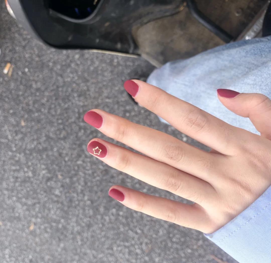 新年耐看美甲带钻款式图,纯色美甲显白秋冬短甲深酒红磨砂