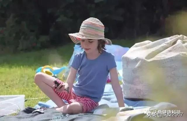 自闭症嘴里发出声音自我刺激,自闭症孩子的自我刺激方式