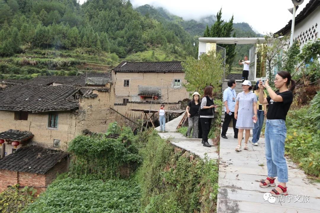 周宁县礼门乡举办“避暑清凉福地”品牌推介会，浙闽知名旅行社赴周宁考察踩线，为衢宁铁路旅游线路产品铺路