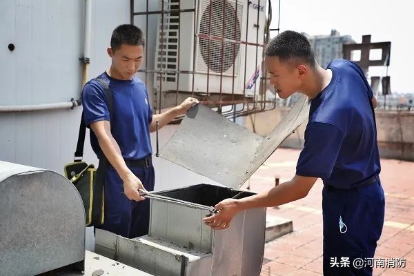 消防站服的斧子带哪一边,消防站红色撬棍