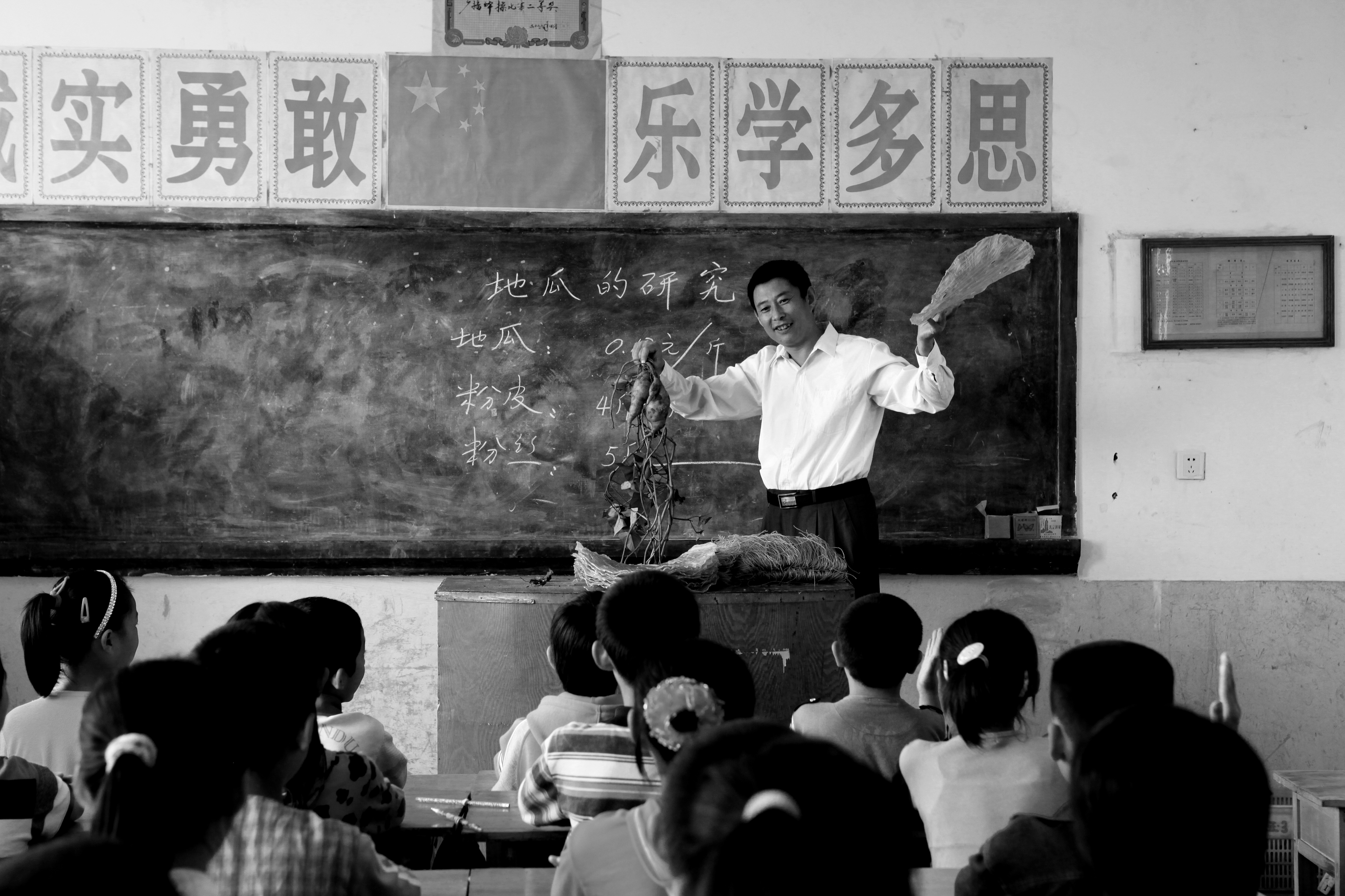 地下水井下面老是发出轰隆响声,一声巨响五米深地下暗河