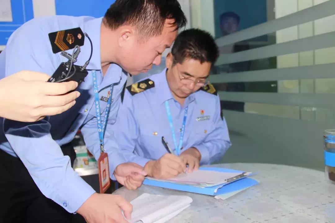 跟着“食安现场”走进梅华街道大型超市沃尔玛和吴铭怀旧火锅店
