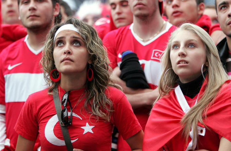 土耳其人分不清亚洲人长相,土耳其人看欧洲杯