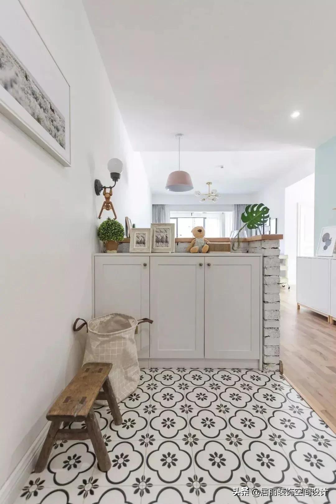 进门鞋柜设计图2022款现代风玄关,一进门就是客厅和餐厅玄关鞋柜