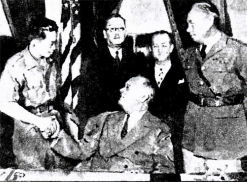 90年前环球徒步第一人，走过40多个国家，希特勒与其畅谈2天