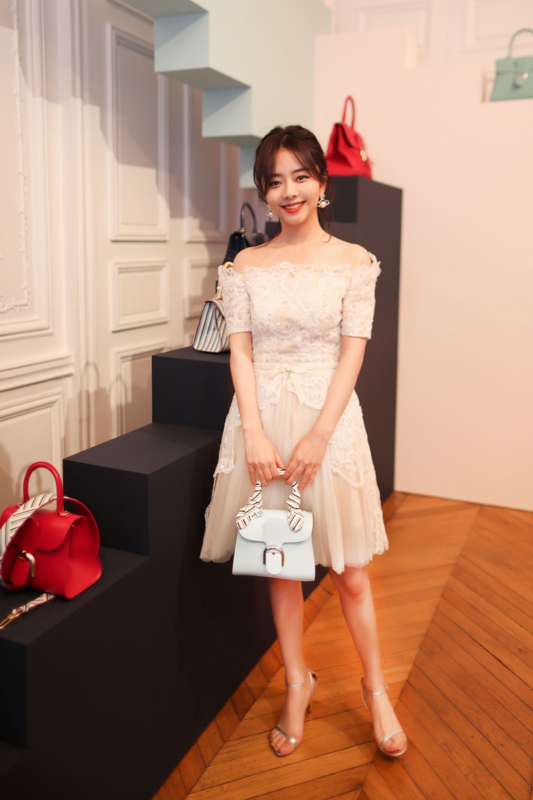 谭松韵针织衫配短裙少女感十足,谭松韵同款衣服卫衣