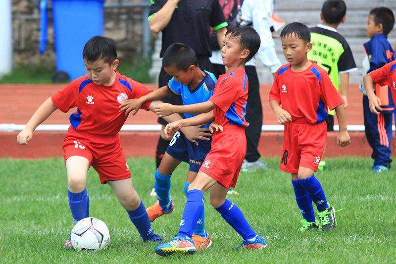 有点基础的孩子足球训练,想让儿子成为职业足球运动员