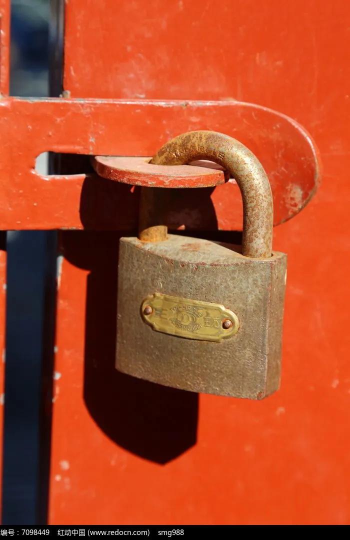 大门上挂着很多东西,三环大门挂锁6把钥匙