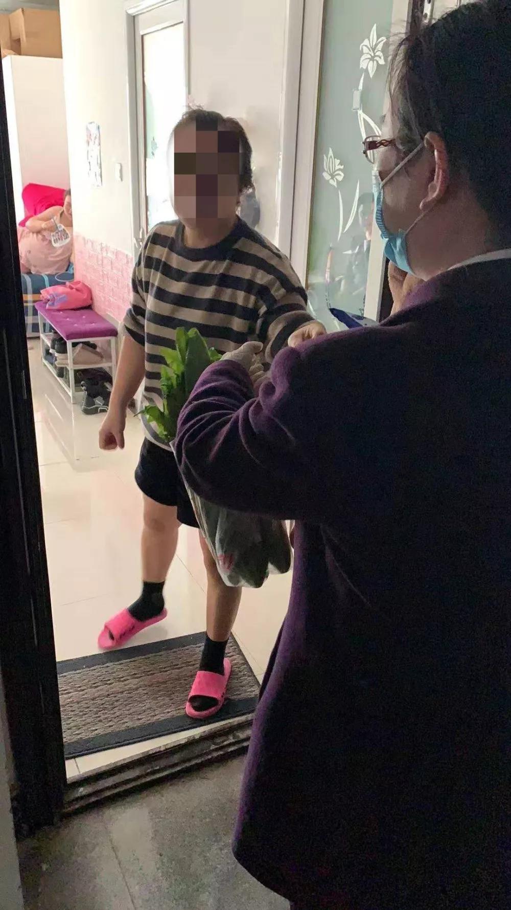 疫情无情人有情爱心蔬菜送一线,疫情无情人有情超市平价回馈顾客