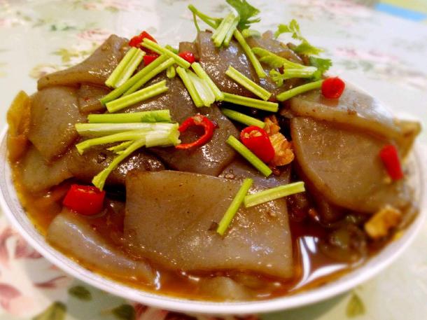 这食材生吃有毒，中毒后产生麻痹感，被中国人做成有助减肥的小吃