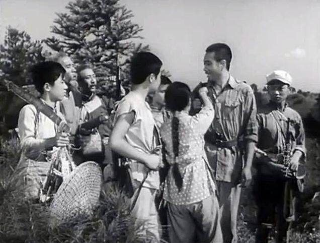 1958年毛主席探班剧组时，亲切接见的“红孩子”，后来怎么样了？