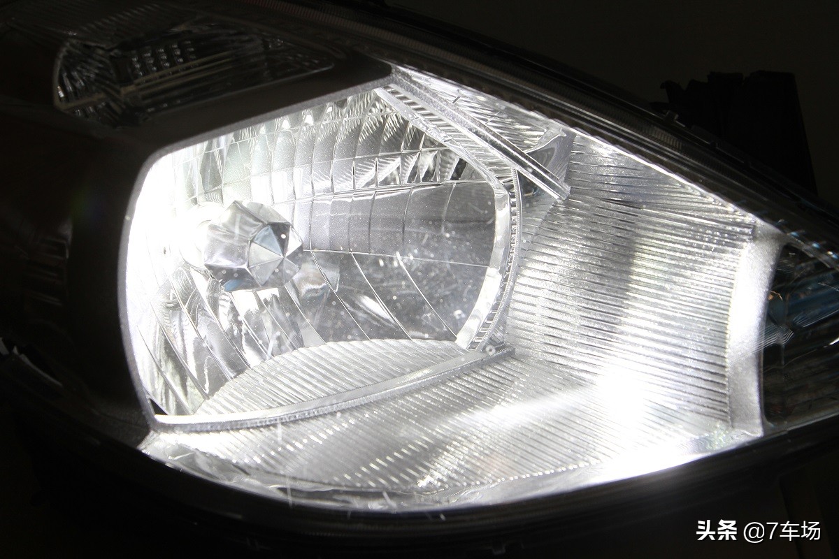 车灯如何选择灯泡,车灯改为led灯好还是卤素灯泡好