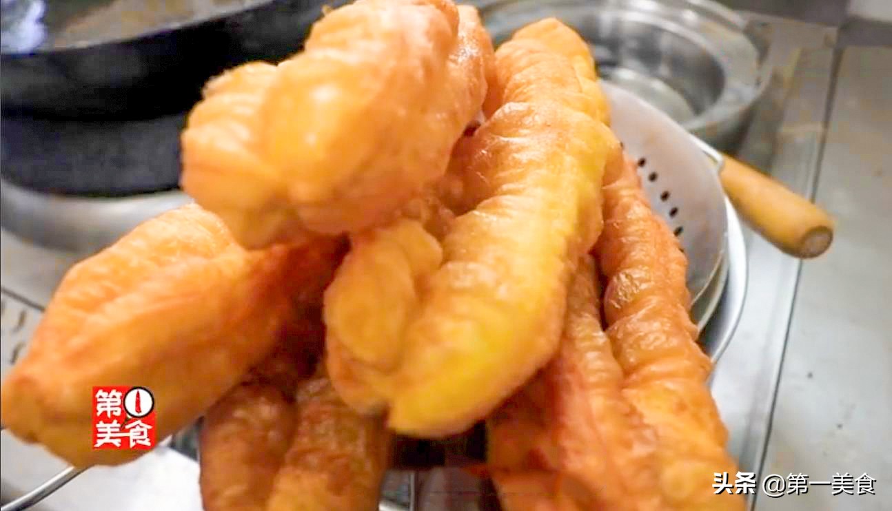 摆摊炸油条的配方和方法,早餐店油条技术教程