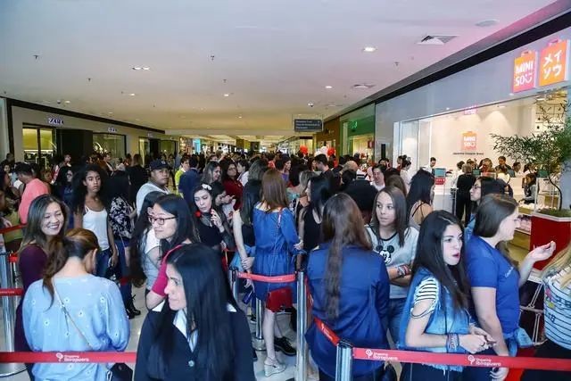 湖北“放牛娃”,逆袭赚得375亿元身家,在全球开出4749家门店