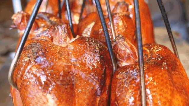 街边售卖的18元烤鸭,街边18元一只烤鸭哪个部位不能吃