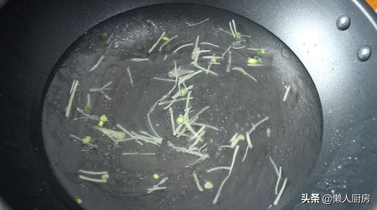 这是牛肉汤的懒人做法,肉嫩无腥味,好喝不油腻,味道香