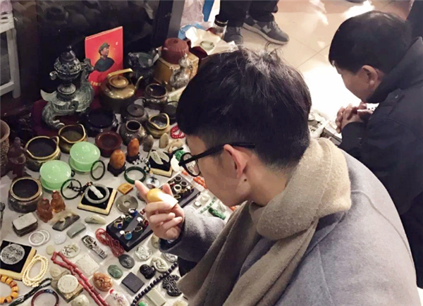 老人3万买墨盒,老板又赠了小盒,专家:大盒是赝品,小盒值百万