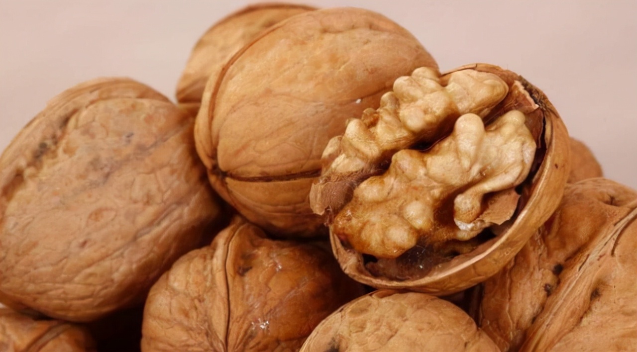 长期吃核桃对人有什么好处,经常吃核桃有哪些好处和坏处