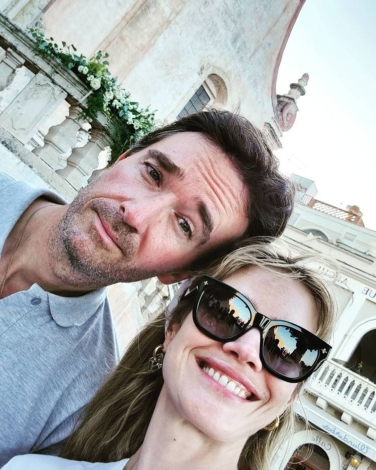 LV太子妃和老公恩爱游意大利！印花少女风穿搭真嫩，儿子比她都高