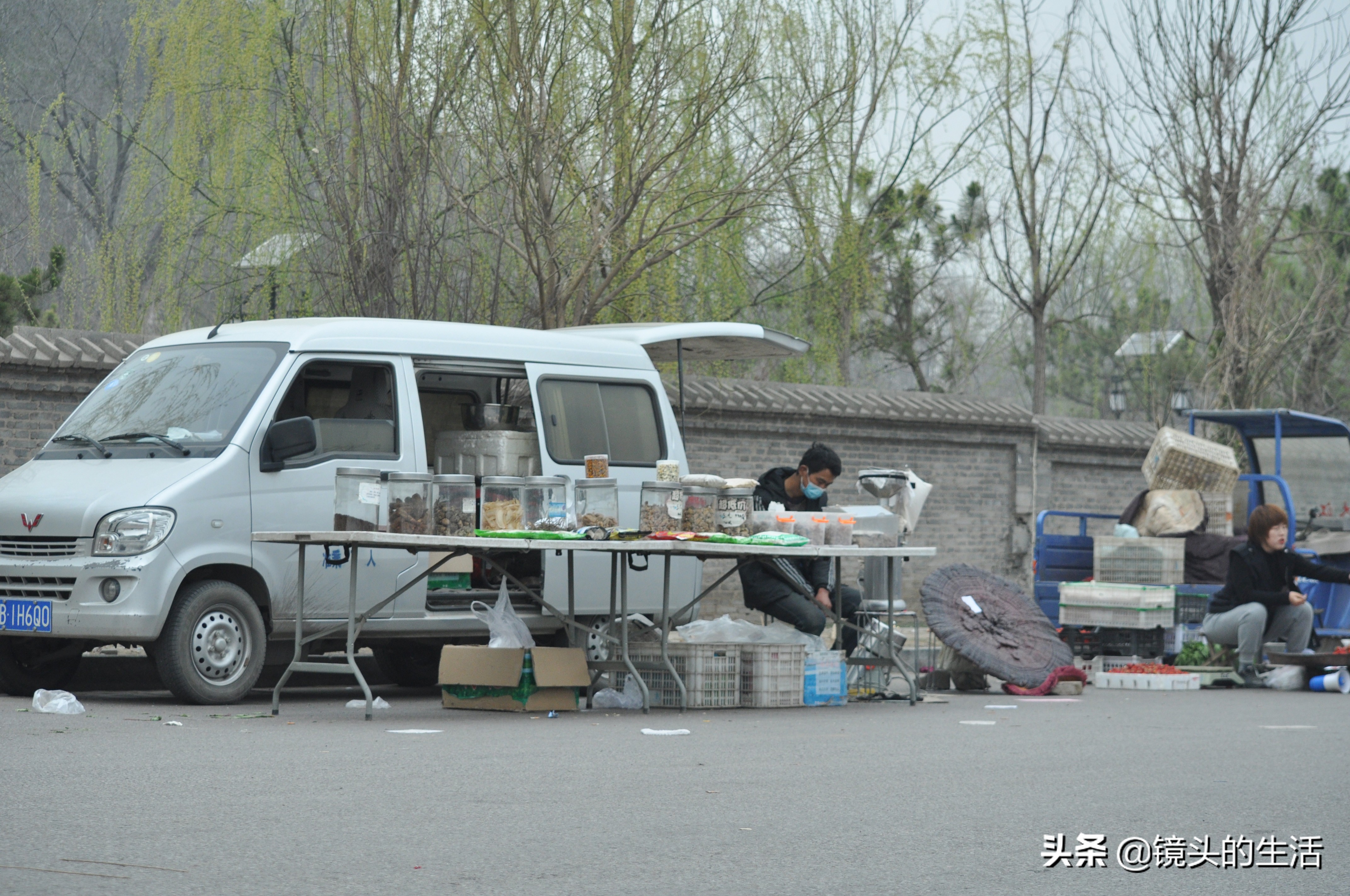 鍐滄潙灏忎紮鎵惧埌鐝嶈吹鑽潗浠锋牸涓嶈彶,澶у彅鎺忓嚭6鍧楀崠鑽潗鐨勯挶