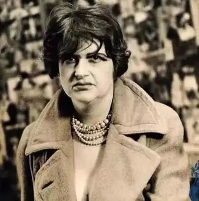 “我的梦中情人就是一个足球运动员的身躯，配上尼采的心灵”