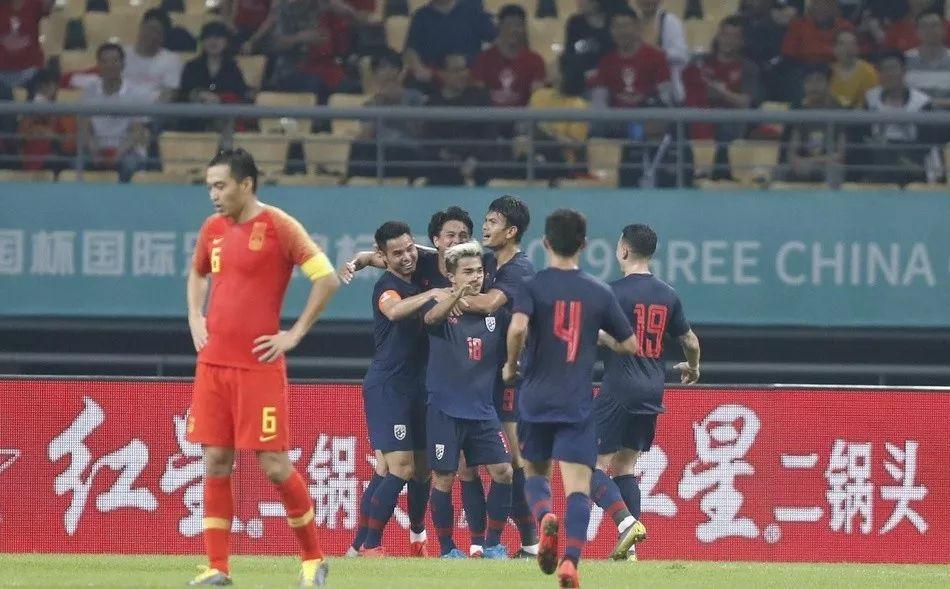 中国足球输了韩国主播笑出内伤,中国足球输越南直播实况报道