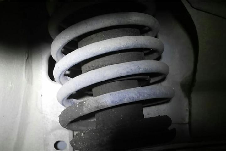 小车减震器漏油需要更换吗,质保期减震器漏油给免费更换吗