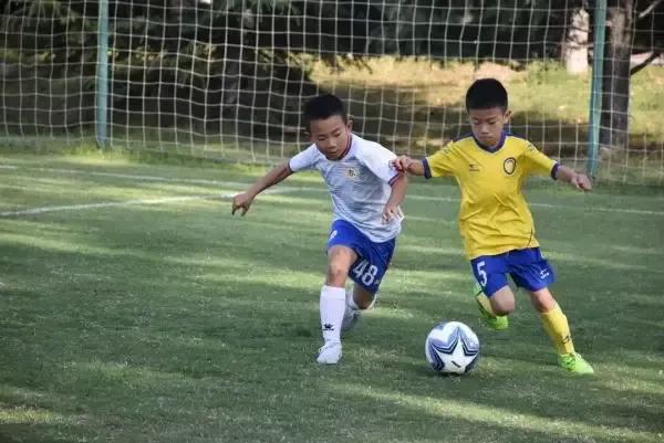 有钱人玩的足球,有钱人才玩的球