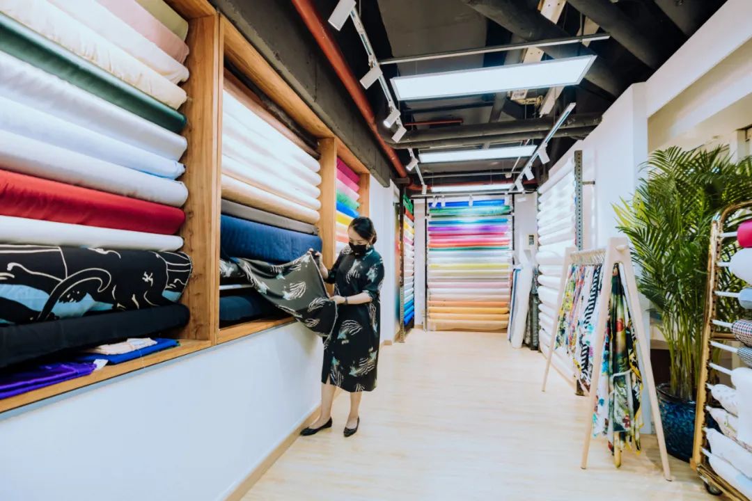 一位英国女人爱上东方文化，让穿丝绸睡衣，比晚礼服还高级