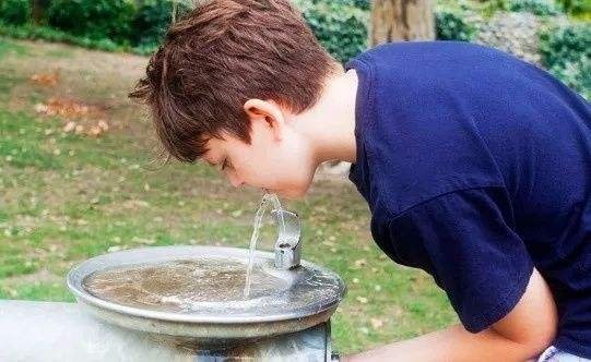 净水器为什么越来越普及,国内的净水器好还是国外的好