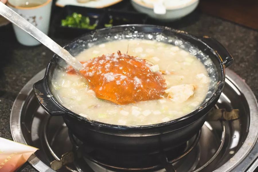 这家噗噗噗的粥底火锅店，稳就一个字
