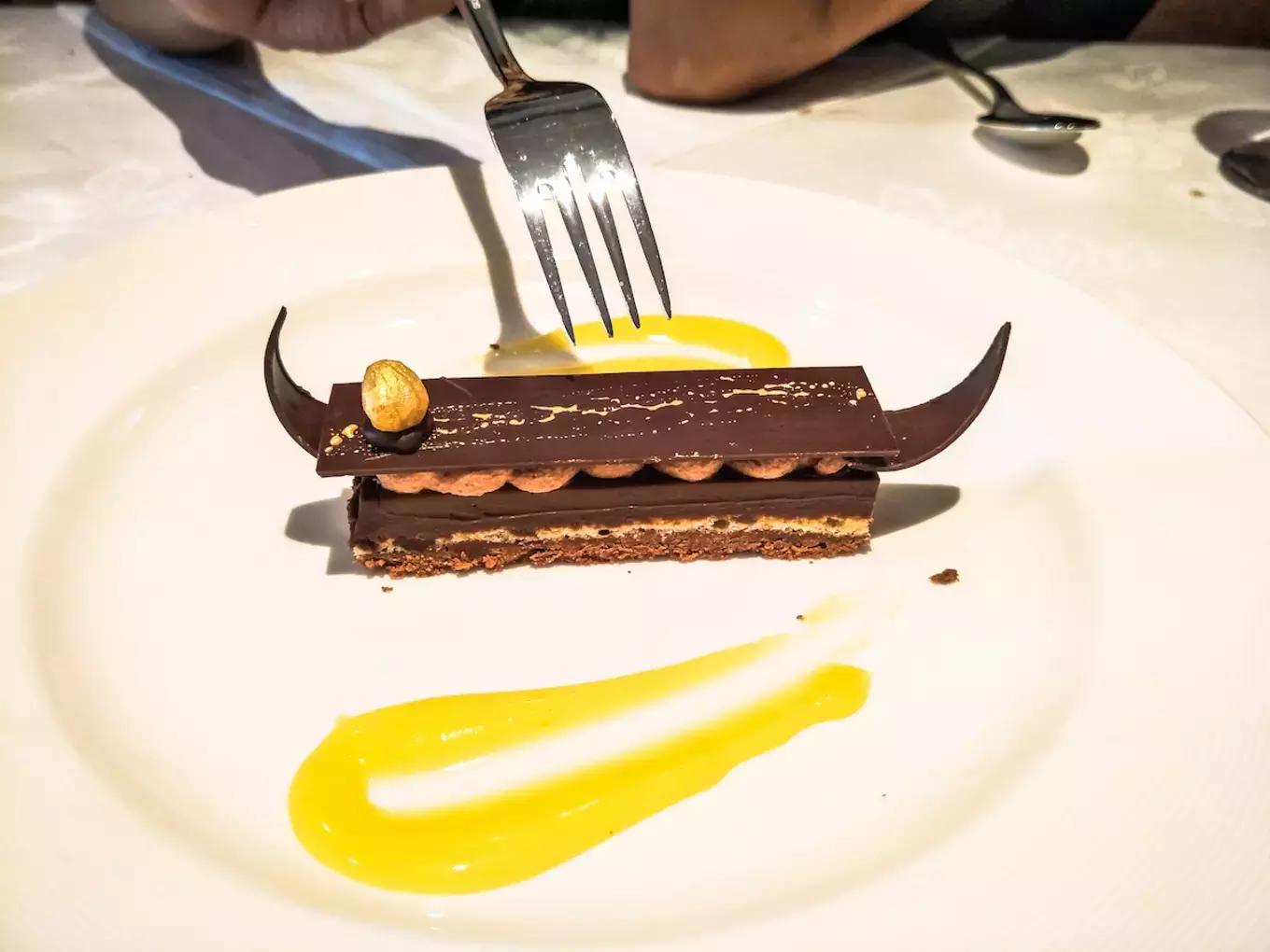 环球蜜月的小两口，免费上了一座价值8亿欧元的邮轮