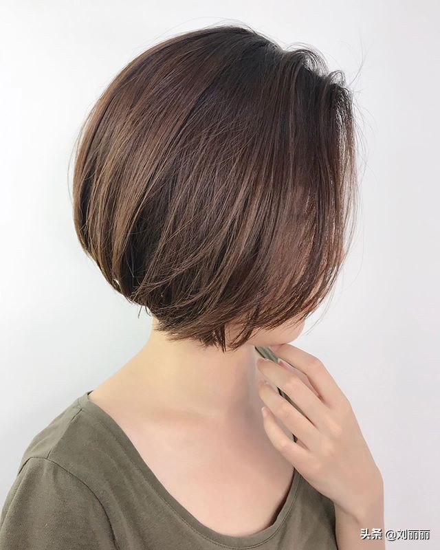 好看又时尚的发型最新款,40-50岁洋气烫发型中长发大圆脸