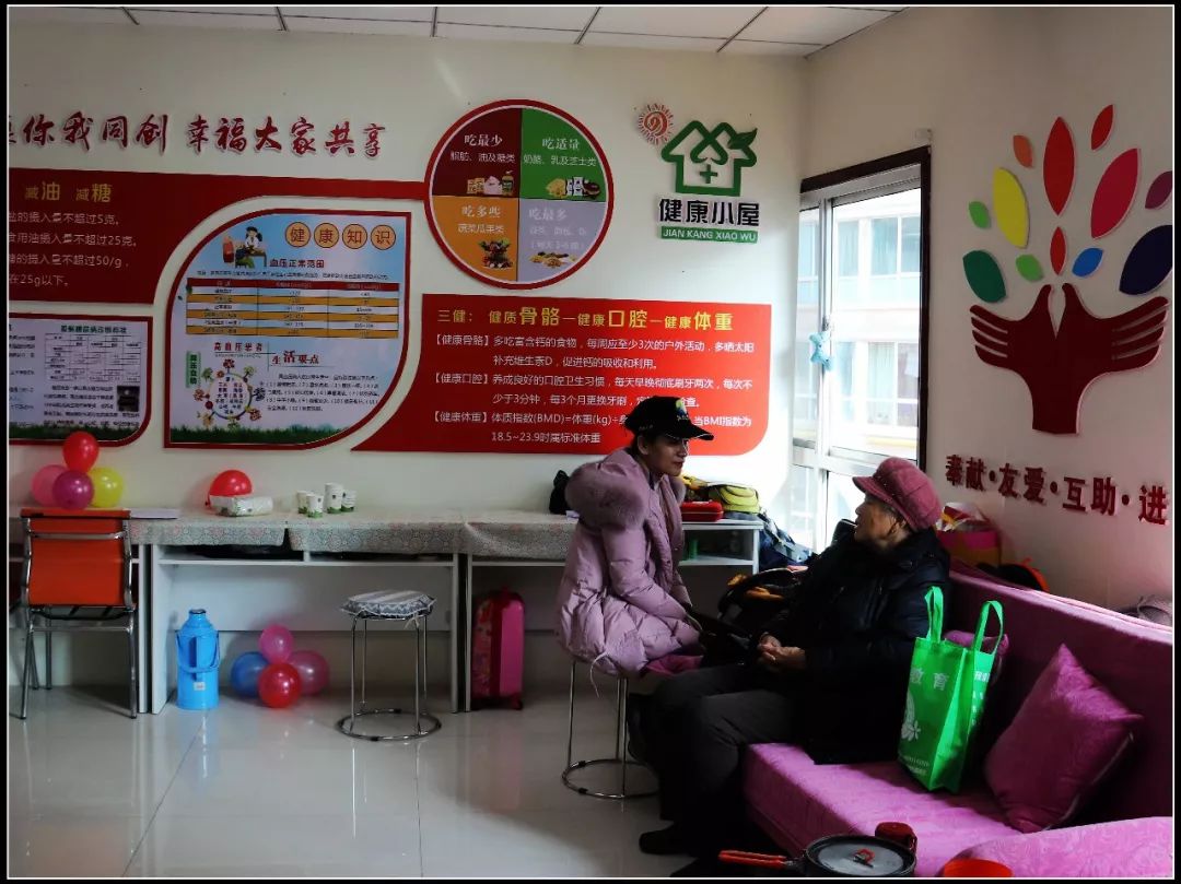 为社区留守儿童辅导功课,心系留守儿童关爱他们成长